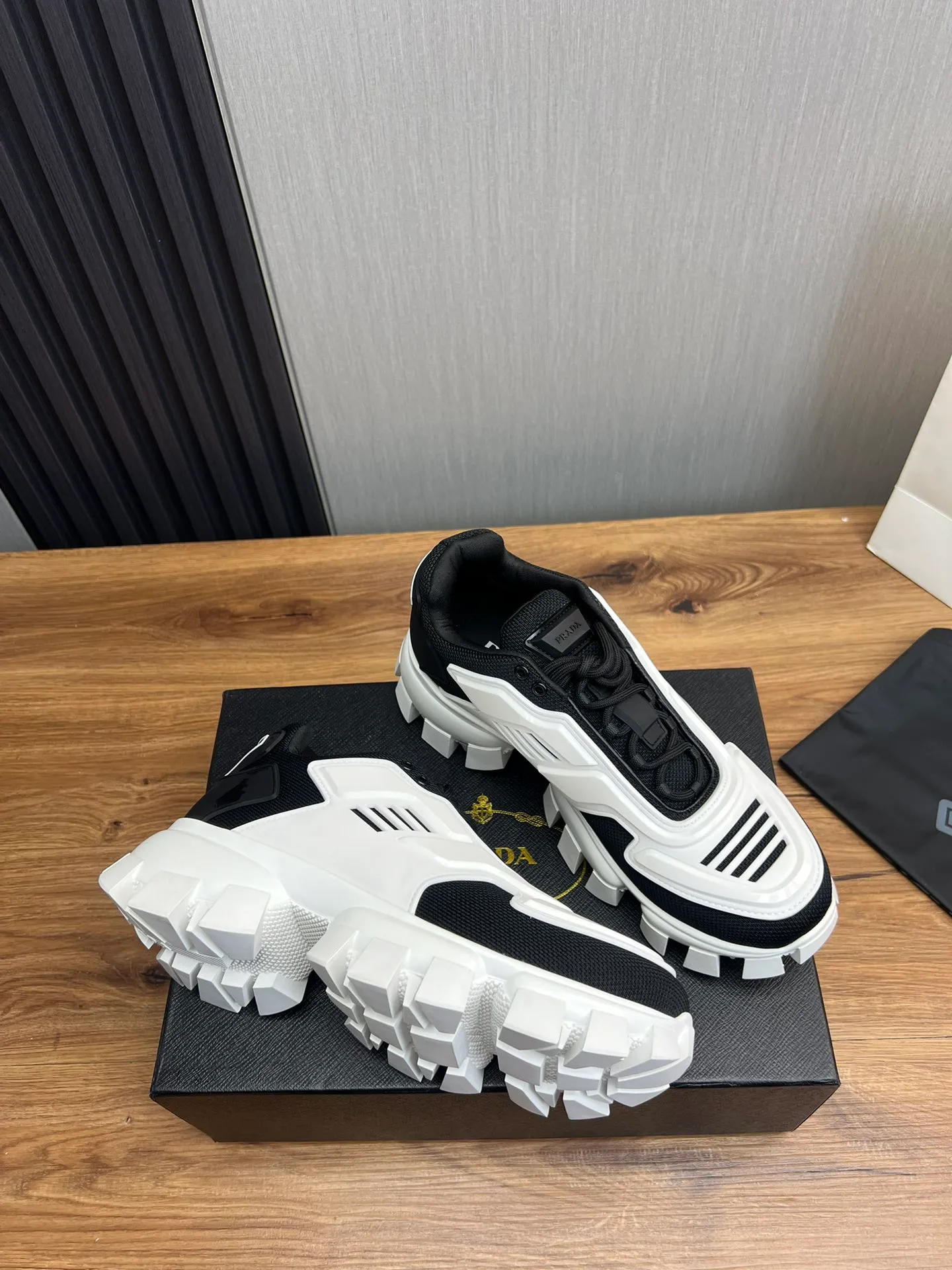 Men's shoes 💰620💰 [PRADA] Popular thick-soled shoes for couples 👩‍❤️‍👨 Available all year round ✔️Official website synchronization Original fly-knit film fabric + cowhide lining, 1⃣️ to 1⃣️ replica, original sole, 36-45 (45 made to order, non-refundable)